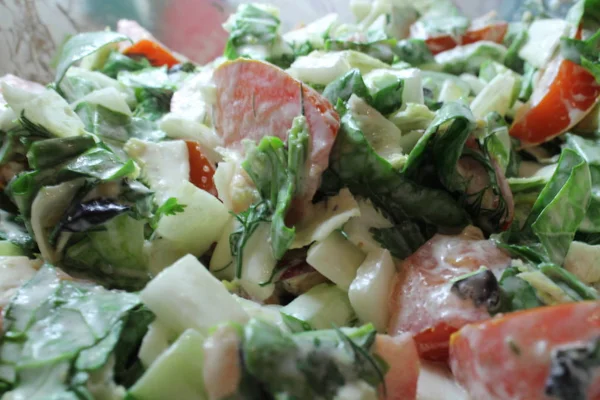 Летний витаминный салат! Свежие овощи — стоковое фото