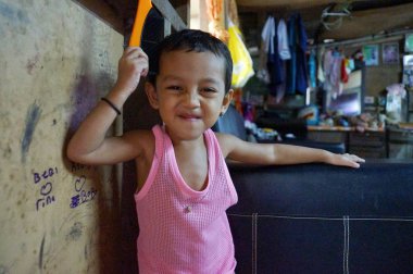 Portreler Asyalı çocuklar onların evinde. Seçilen odak. 