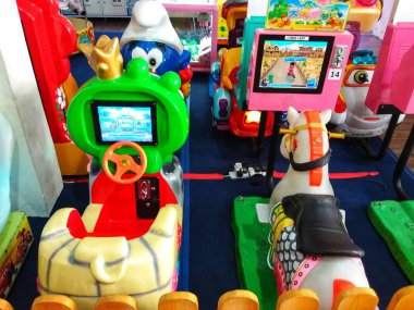 Günlük ihtiyaçlarını hipermarket, Kota Kinabalu arıyorum meşgul müşteri ile iç görünüm.