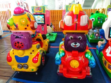 Kota Kinabalu, Malezya, 25 Kasım 2018: Asya çocuklar mutlu aile eğlence merkezinde onların hafta sonu keyfini çıkarın. Seçilen odak. Bulanık.