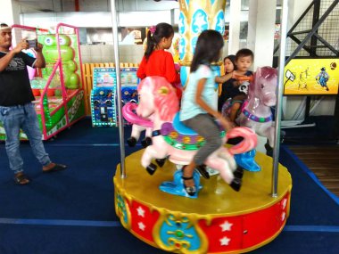 Kota Kinabalu, Malezya, 25 Kasım 2018: Asya çocuklar mutlu aile eğlence merkezinde onların hafta sonu keyfini çıkarın. Seçilen odak. Bulanık.