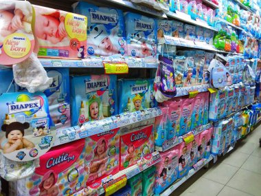 Kota Kinabalu, Malezya. bruary 9, 2018: günlük ihtiyaçlarını düzgünce hipermarket Kota Kinabalu içinde Satılık görüntülemek için örgütlü.