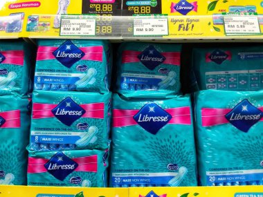 Kota Kinabalu, Malezya. bruary 9, 2018: günlük ihtiyaçlarını düzgünce hipermarket Kota Kinabalu içinde Satılık görüntülemek için örgütlü.