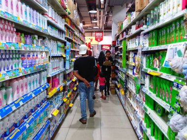 Mutlu çift süpermarkette alışveriş yaparken bir selfie alarak