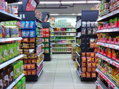 Günlük ihtiyaçlarını hipermarket, Kota Kinabalu arıyorum meşgul müşteri ile iç görünüm.