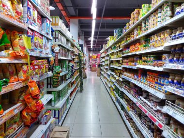 Günlük ihtiyaçlarını hipermarket, Kota Kinabalu arıyorum meşgul müşteri ile iç görünüm.