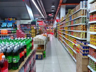 Günlük ihtiyaçlarını hipermarket, Kota Kinabalu arıyorum meşgul müşteri ile iç görünüm.