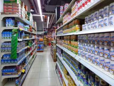 Günlük ihtiyaçlarını hipermarket, Kota Kinabalu arıyorum meşgul müşteri ile iç görünüm.