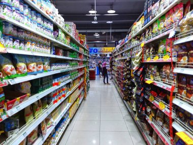 Günlük ihtiyaçlarını hipermarket, Kota Kinabalu arıyorum meşgul müşteri ile iç görünüm.