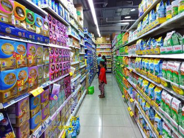 Günlük ihtiyaçlarını hipermarket, Kota Kinabalu arıyorum meşgul müşteri ile iç görünüm.