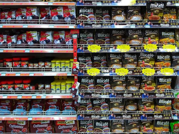 Olika Märke Mat Snacks Och Drycker Displayen Till Salu Stormarknad — Stockfoto