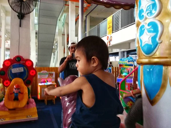 Kota Kinabalu Malásia Novembro 2018 Crianças Asiáticas Felizes Aproveitam Seu — Fotografia de Stock