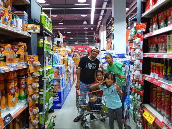 在马来西亚哥打京那巴鲁的超市 忙碌的客户在寻找他们的日常需求的内部视图 — 图库照片