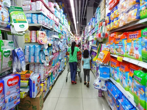 Kota Kinabalu, Malezya. bruary 9, 2018: günlük ihtiyaçlarını düzgünce hipermarket Kota Kinabalu içinde Satılık görüntülemek için örgütlü.