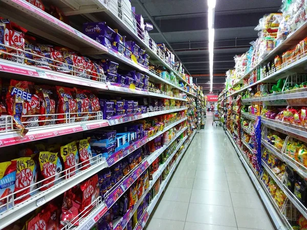 在马来西亚哥打京那巴鲁的超市 忙碌的客户在寻找他们的日常需求的内部视图 — 图库照片