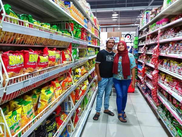 Lyckliga Paret Tar Selfie Medan Shopping Stormarknaden — Stockfoto