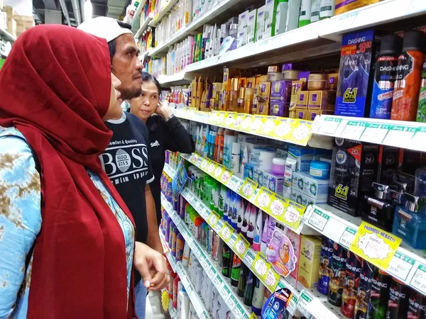 Pareja Feliz Tomando Una Selfie Mientras Hace Compras Supermercado —  Fotos de Stock