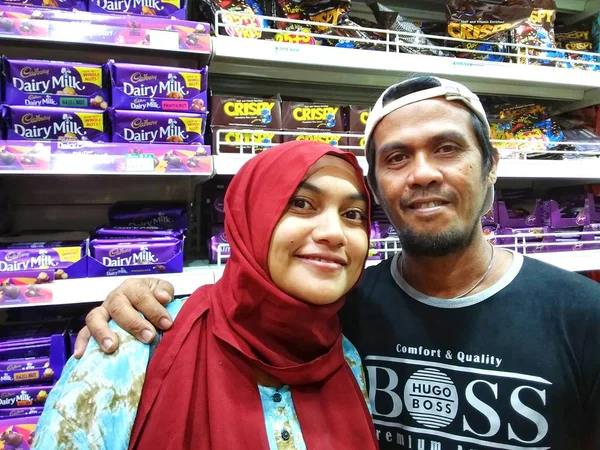 Lyckliga Paret Tar Selfie Medan Shopping Stormarknaden — Stockfoto