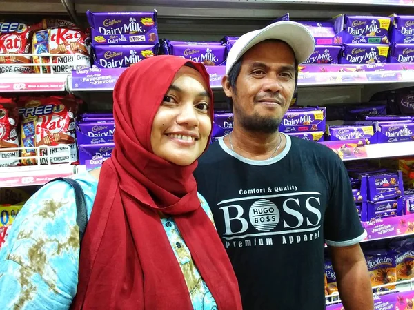 Casal Feliz Tirando Uma Selfie Enquanto Faz Compras Supermercado — Fotografia de Stock