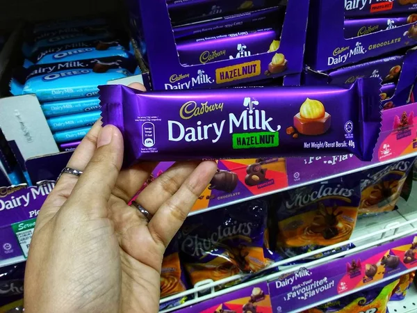 Donne Che Tengono Mano Cioccolato Supermercato Concentrazione Selezionata Sfocato — Foto Stock
