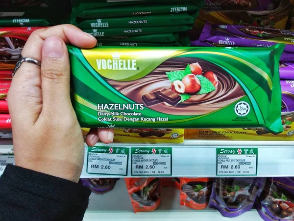 Mulheres Mão Segurando Chocolate Supermercado Foco Seleccionado Desfocado — Fotografia de Stock