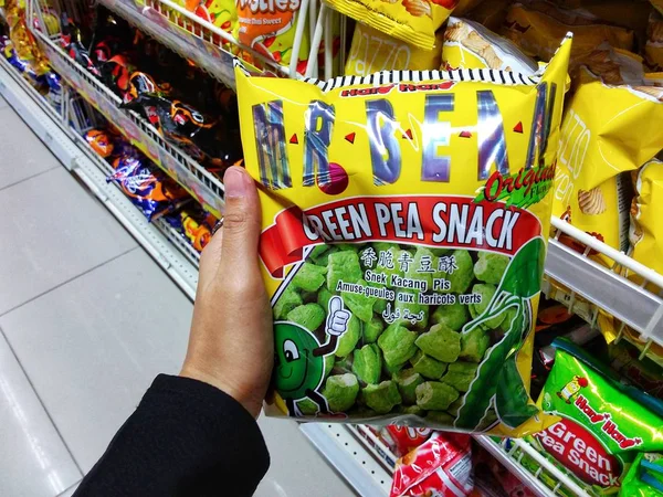 Mulheres Mão Segurando Junk Food Supermercado — Fotografia de Stock