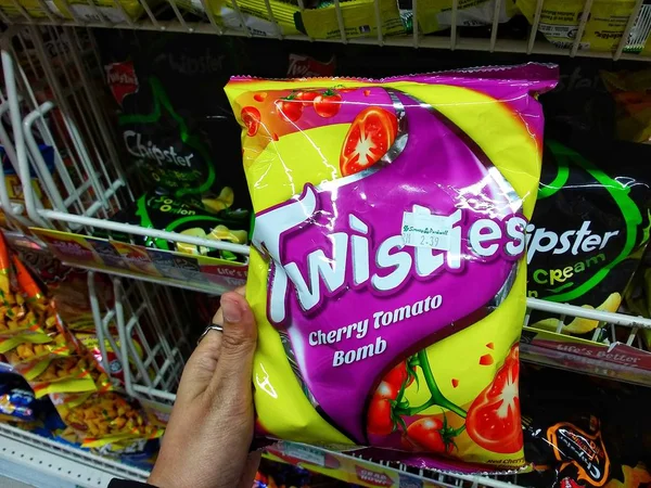 Abur cubur süpermarkette tutan kadın el.