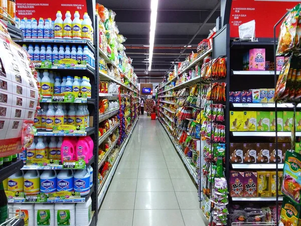 Vista Interior Con Cliente Ocupado Buscando Sus Necesidades Diarias Hipermercado — Foto de Stock