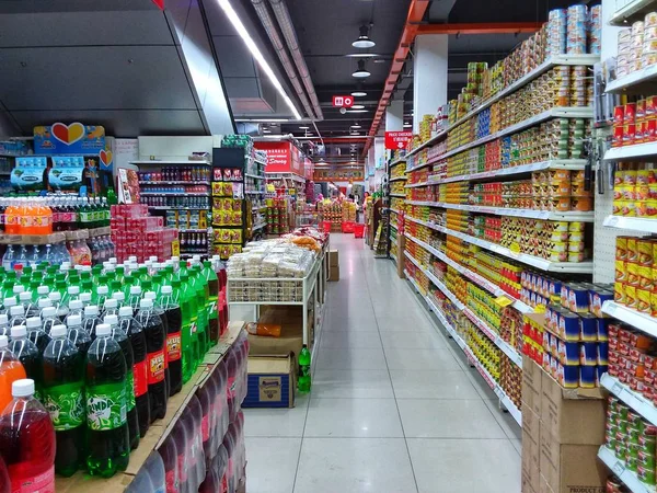 Vista Interior Con Cliente Ocupado Buscando Sus Necesidades Diarias Hipermercado — Foto de Stock