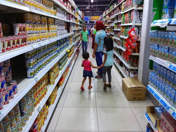 Binnenaanzicht Met Drukke Klant Zoek Naar Hun Dagelijkse Behoeften Hypermarkt — Stockfoto