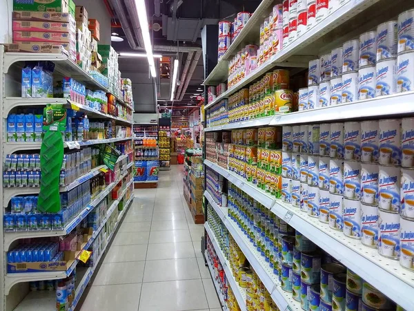 Vnitřní Pohled Rušné Zákazníků Hledá Pro Své Každodenní Potřeby Hypermarketu — Stock fotografie