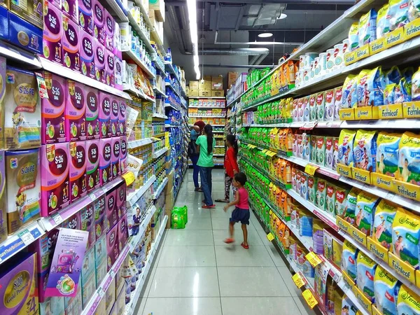 Günlük ihtiyaçlarını hipermarket, Kota Kinabalu arıyorum meşgul müşteri ile iç görünüm.