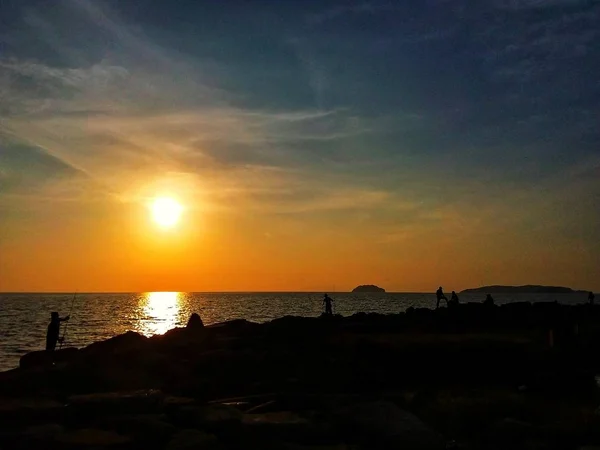 美丽的日落景观丹绒阿鲁海滩 哥打京那巴鲁 — 图库照片