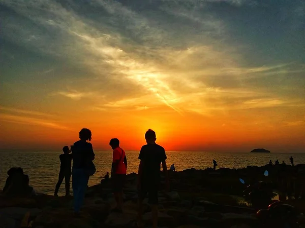 Silueta Bandy Plážových Gótků Užívajících Západ Slunce Nad Pláží Tanjung — Stock fotografie