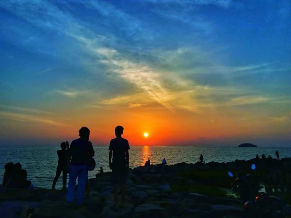 Silhouette Gruppo Amanti Della Spiaggia Che Godono Tramonto Sulla Spiaggia — Foto Stock