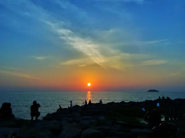 Silhouette Ett Gäng Strand Besökare Njuter Solnedgången Över Tanjung Aru — Stockfoto