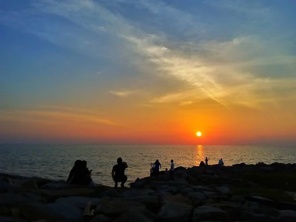 Silhueta Bando Frequentadores Praia Apreciando Pôr Sol Sobre Praia Tanjung — Fotografia de Stock