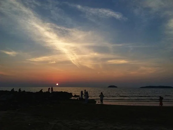 Silhouette Gruppo Amanti Della Spiaggia Che Godono Tramonto Sulla Spiaggia — Foto Stock
