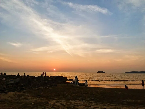 Silhouette Gruppo Amanti Della Spiaggia Che Godono Tramonto Sulla Spiaggia — Foto Stock