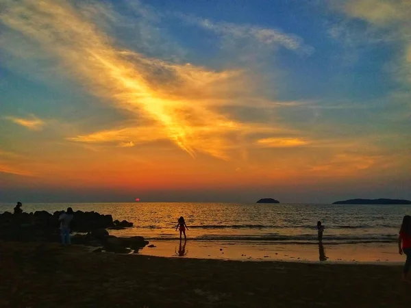 Silhouette Gruppo Amanti Della Spiaggia Che Godono Tramonto Sulla Spiaggia — Foto Stock