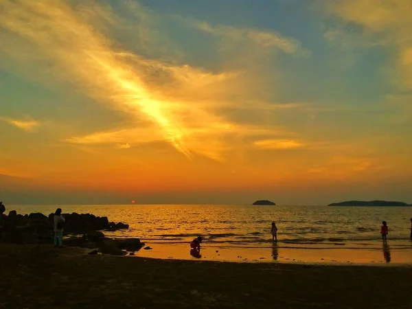 Sillhouette Gruppo Amanti Della Spiaggia Che Godono Tramonto Sulla Spiaggia — Foto Stock