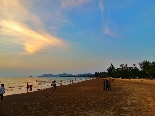 Sillhouette Sporo Plażowiczów Podziwiając Zachód Słońca Nad Tanjung Aru Beach — Zdjęcie stockowe