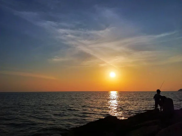 Sillhouette Από Ένα Μάτσο Goers Παραλία Απολαμβάνοντας Ηλιοβασίλεμα Πάνω Από — Φωτογραφία Αρχείου