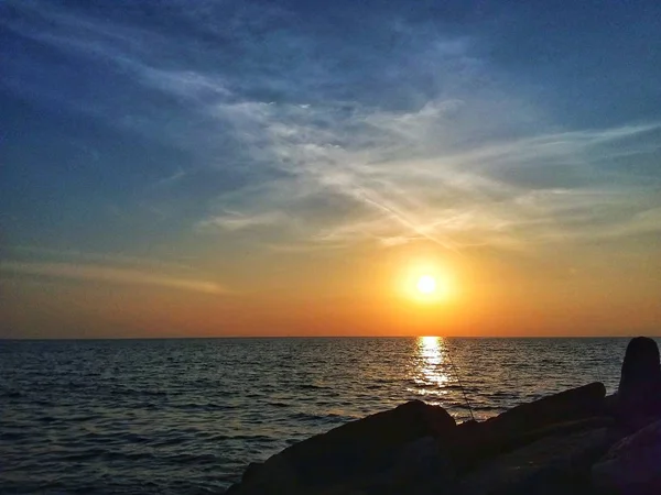 Sillhouette Από Ένα Μάτσο Goers Παραλία Απολαμβάνοντας Ηλιοβασίλεμα Πάνω Από — Φωτογραφία Αρχείου