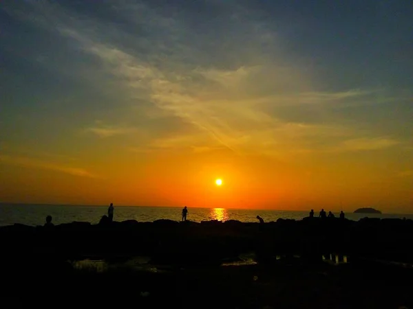 Sillhouette Bando Frequentadores Praia Apreciando Pôr Sol Sobre Praia Tanjung — Fotografia de Stock