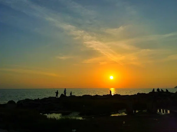 Sillhouette Banda Plážové Návštěvníky Těší Západ Slunce Nad Tanjung Aru — Stock fotografie