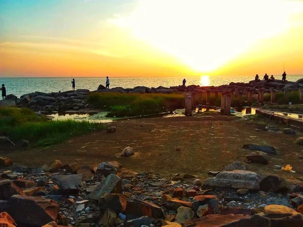 Sillhouette Ett Gäng Stranden Publiken Njuter Solnedgången Över Tanjung Aru — Stockfoto