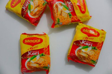 Kota Kinabalu, Malezya, 26 Aralık 2018: beyaz zemin üzerine izole Maggi marka anlık erişte. Maggie baharat, anında Çorbalar ve Erişte Uluslararası bir markasıdır..