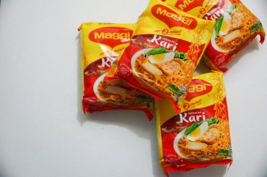 Kota Kinabalu, Malezya, 26 Aralık 2018: beyaz zemin üzerine izole Maggi marka anlık erişte. Maggie baharat, anında Çorbalar ve Erişte Uluslararası bir markasıdır..