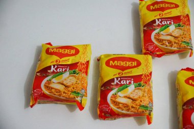 Kota Kinabalu, Malezya, 26 Aralık 2018: beyaz zemin üzerine izole Maggi marka anlık erişte. Maggie baharat, anında Çorbalar ve Erişte Uluslararası bir markasıdır..
